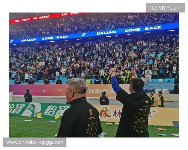 大连英博主场氛围热烈,球迷支持成球队中场游力量 大连英博主场氛围热烈,球迷支持成球队中场游力量